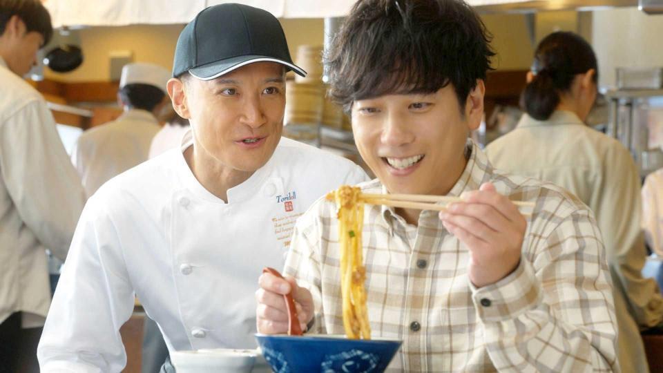 「もう戻れない。肉辛まぜうどん」編でテレビＣＭ初共演した松岡昌宏（左）と二宮和也