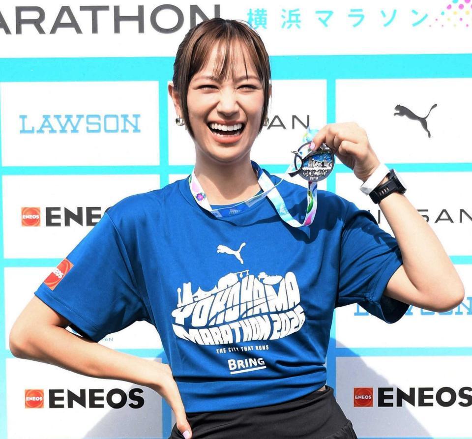 完走メダルを手にする高橋ユウ（撮影・千葉大輝）