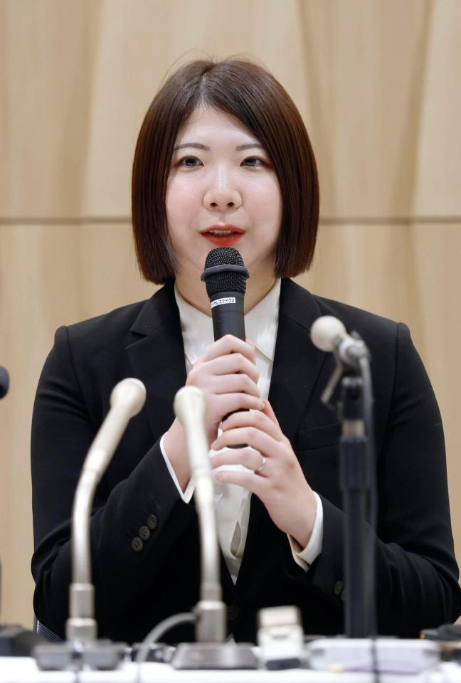 記者会見する西山朋佳白玲