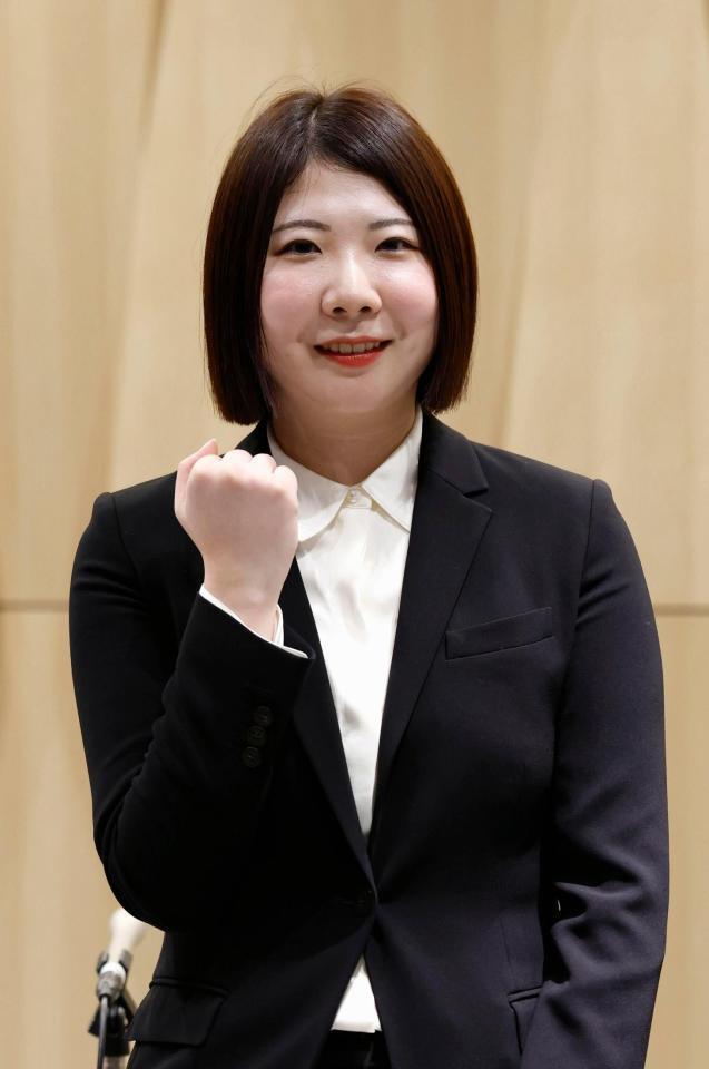 記者会見でポーズをとる西山朋佳白玲＝26日午前、東京都渋谷区の将棋会館