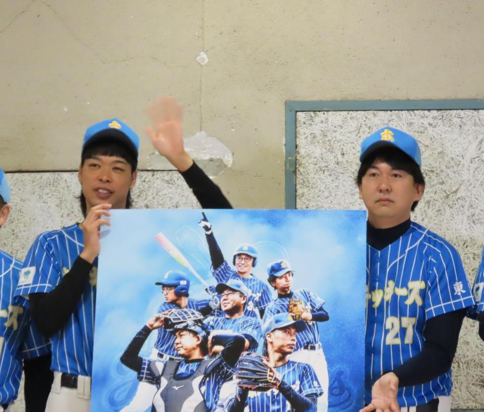 会見に出席したバッテリィズのエース（左）と寺家