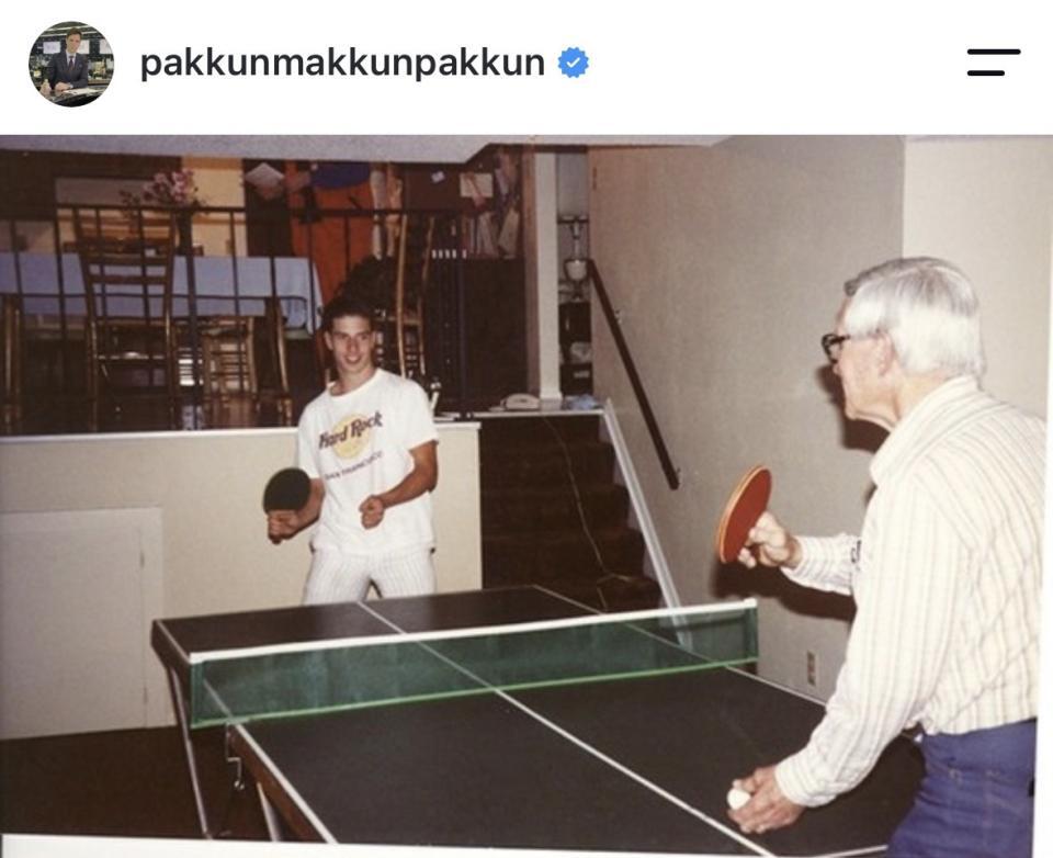 祖父と卓球をするパックン　パックンのインスタグラム＠pakkunmakkunpakkunから