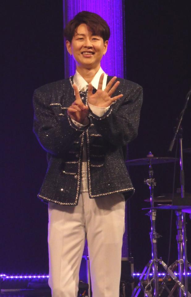 撮影に応じるパク・ジュニョン