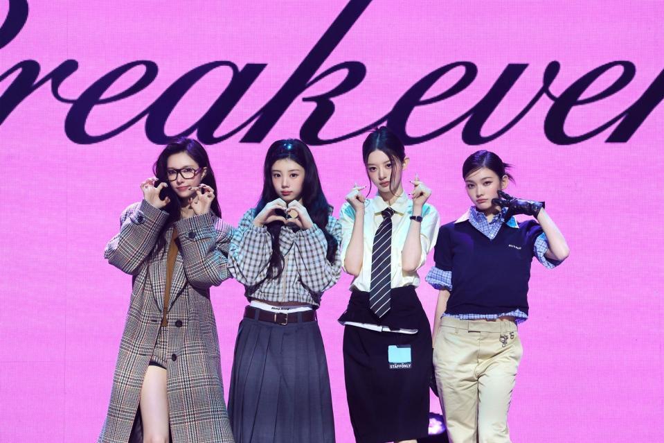 メディアショーケースを行ったＩＬＬＩＴの（左から）ＹＵＮＡＨ、ＷＯＮＨＥＥ、ＭＩＮＪＵ、ＩＲＯＨＡ　（Ｐ）＆（Ｃ）　ＢＥＬＩＦＴ　ＬＡＢ　Ｉｎｃ．　