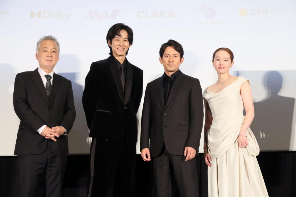 舞台あいさつに登壇した（左から）瀬々敬久監督、松坂桃李、岡田准一、清野菜名　©　２０２６　映画「ＳＵＫＩＹＡＫＩ 上を向いて歩こう」製作委員会