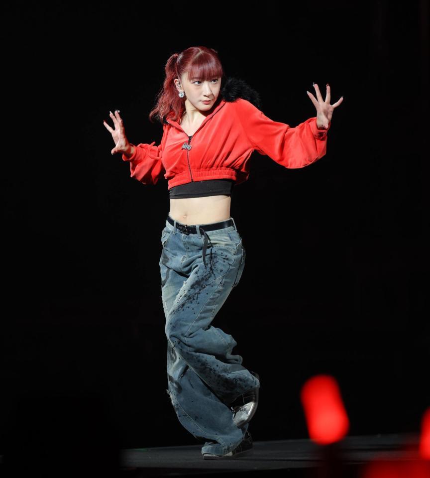 キレのあるダンスで魅了するつばきファクトリーの秋山眞緒（撮影・吉澤敬太）