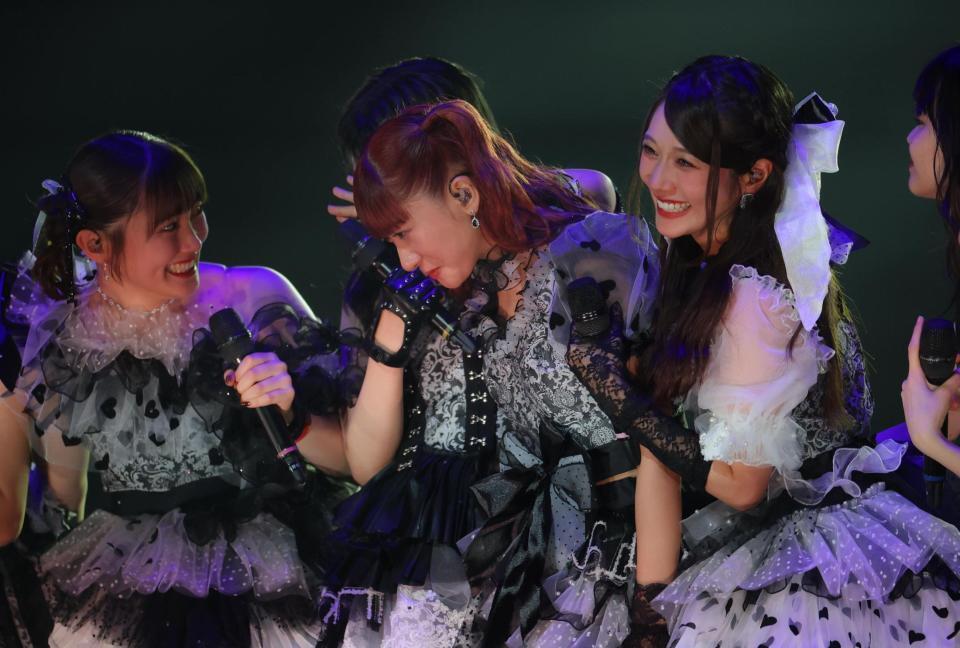 つばきファクトリーのメンバーから「ありがとう！！」と言われ、涙ぐむ秋山眞緒（中央）＝撮影・吉澤敬太
