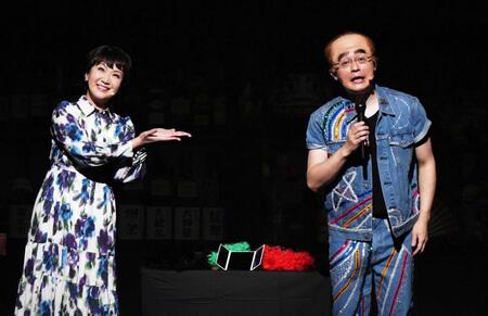 志村けんさんに扮したレッツゴーよしまさ（右）に笑顔の市川由紀乃