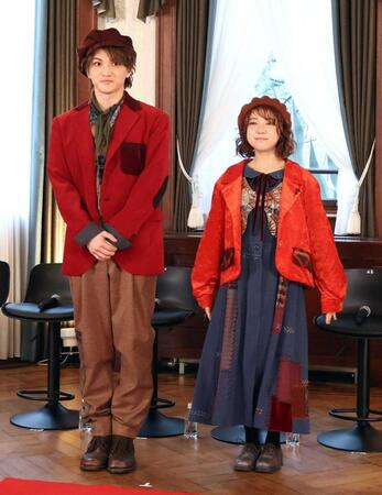 舞台衣装で登場した三浦宏規（左）と上白石萌音