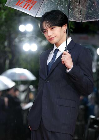 クールにポーズを決める中島健人（撮影・伊藤笙子）