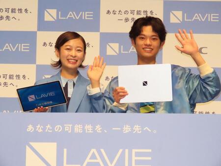 発表会に出席した（左から）森七菜、黒川想矢