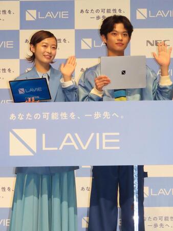 発表会に出席した（左から）森七菜、黒川想矢