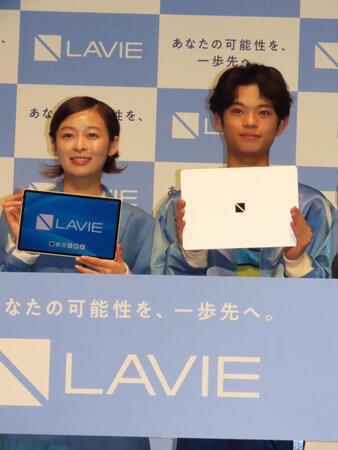 発表会に出席した（左から）森七菜、黒川想矢