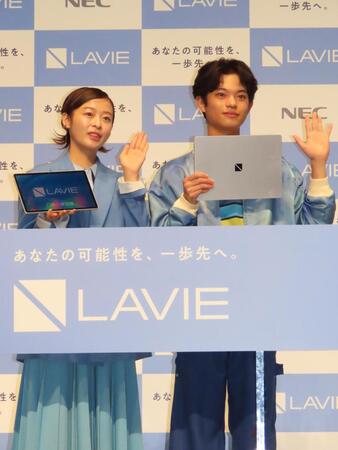 発表会に出席した（左から）森七菜、黒川想矢