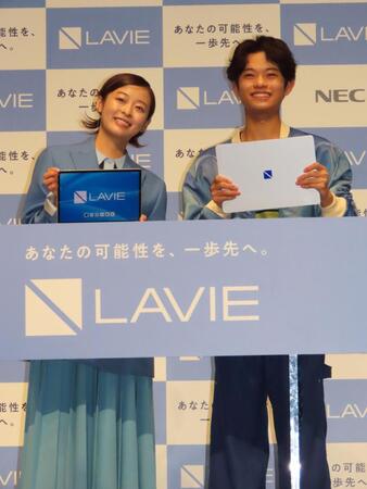 発表会に出席した（左から）森七菜、黒川想矢＝東京・渋谷