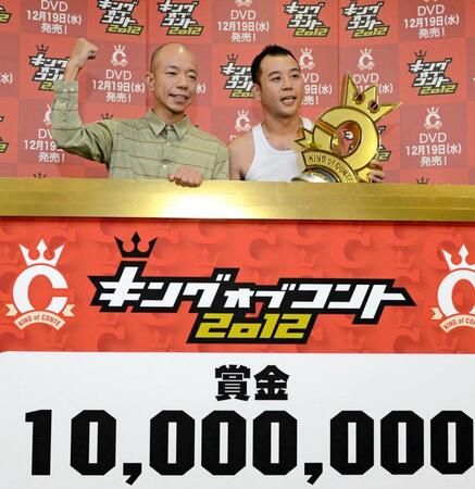 「なんて日だ！」でキングオブコントを制したバイきんぐの小峠英二（左）＝２０１２年