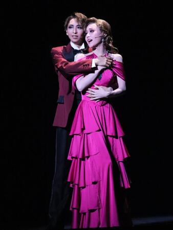 宙組「再会」桜木みなと（左）、春乃さくら
