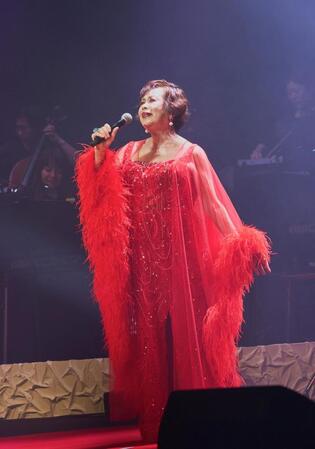 ライブを行う上沼恵美子