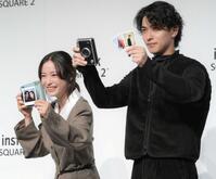 チェキと撮影した写真を手におのおのポーズを決める（左から）広瀬すずと横浜流星（撮影・持木克友）