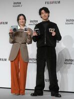 チェキと撮影した写真を手に笑顔を見せる（左から）広瀬すずと横浜流星（撮影・持木克友）