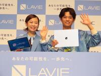 発表会に出席した（左から）森七菜、黒川想矢