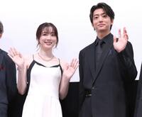 笑顔で手を振る永野芽郁（左）、伊藤健太郎（撮影・金田祐二）