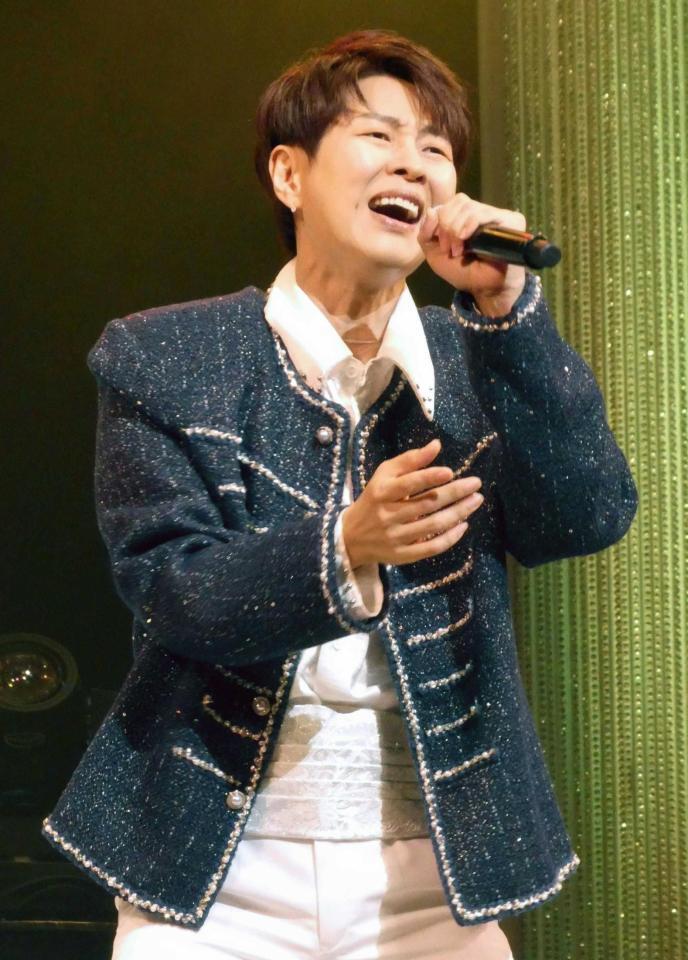 歌唱するパク・ジュニョン