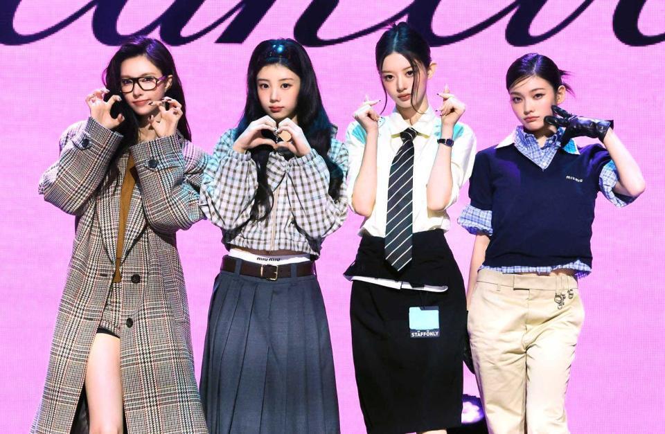 ポーズをとるＩＬＬＩＴの（左から）ＹＵＮＡＨ、ＷＯＮＨＥＥ、ＭＩＮＪＵ、ＩＲＯＨＡ　（ｐ）＆（Ｃ）　ＢＥＬＩＦＴ　ＬＡＢ　Ｉｎｃ．　