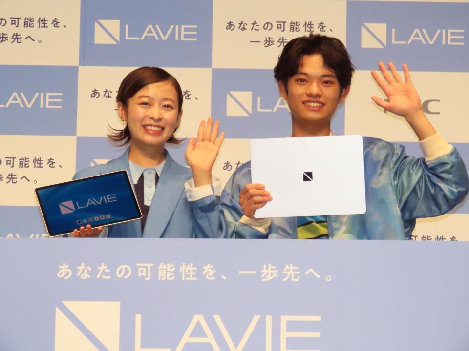 発表会に出席した（左から）森七菜、黒川想矢