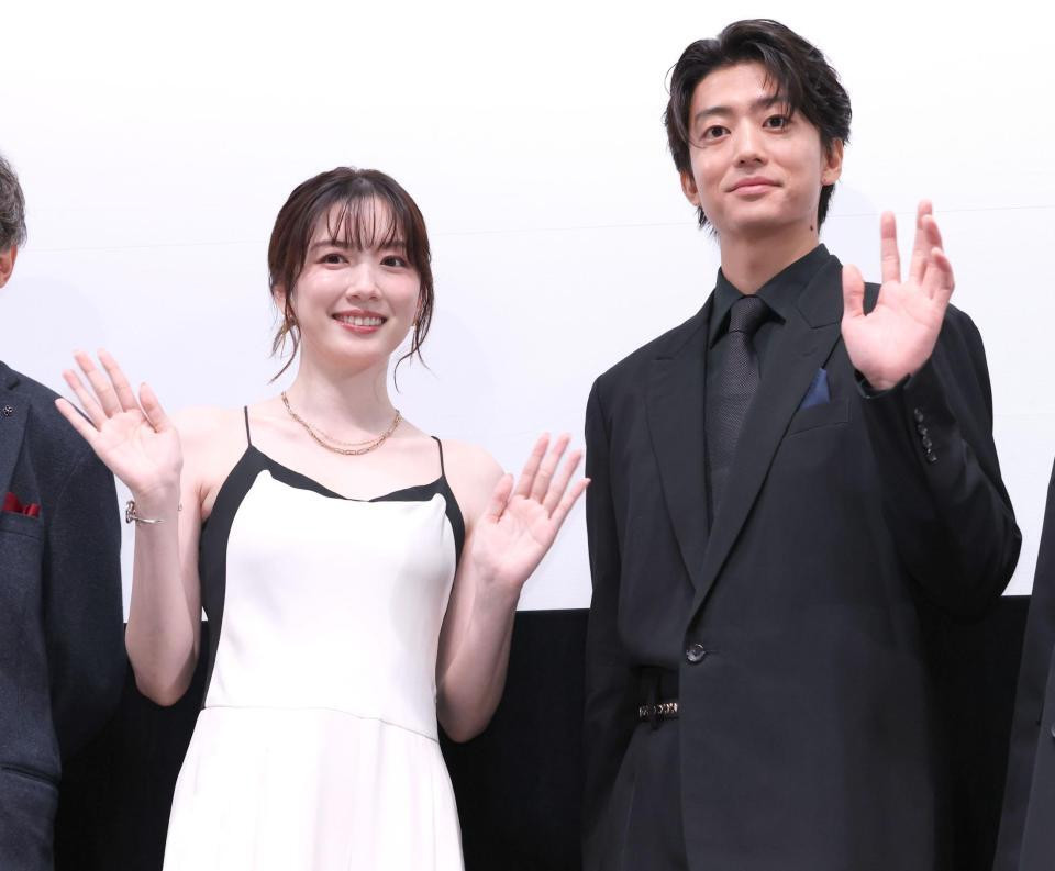 笑顔で手を振る永野芽郁（左）、伊藤健太郎（撮影・金田祐二）