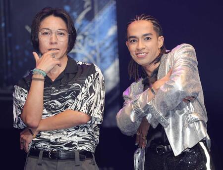 屋良朝幸（左）と並ぶ草間リチャード敬太（撮影・棚橋慶太）