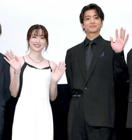 笑顔で手を振る永野芽郁（左）と伊藤健太郎