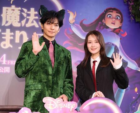 笑顔で手を振る畑芽育と生田斗真（撮影・金田祐二）