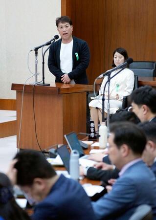衆院財務金融委の参考人質疑で発言するアキダイの秋葉弘道社長（上）＝27日午後