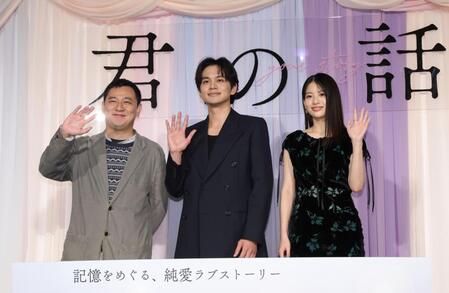 笑顔で手を振る（左から）中川龍太郎監督、北村匠海、出口夏希（撮影・西岡正）