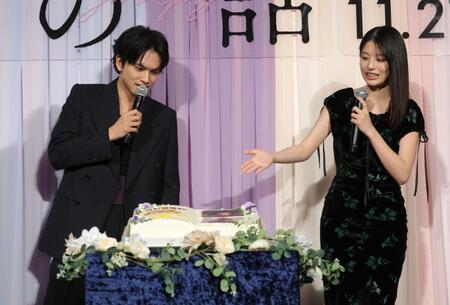 北村匠海（左）の誕生日をケーキで祝福する出口夏希（撮影・西岡正）