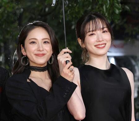 平祐奈（左）と永野芽郁＝２６日
