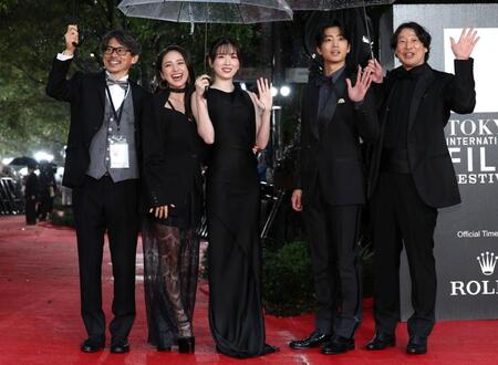 「第３９回東京国際映画祭」レッドカーペットに登場した（左から）久保田哲史プロデューサー、平祐奈、永野芽郁、伊藤健太郎、宮本秀光監督＝２６日