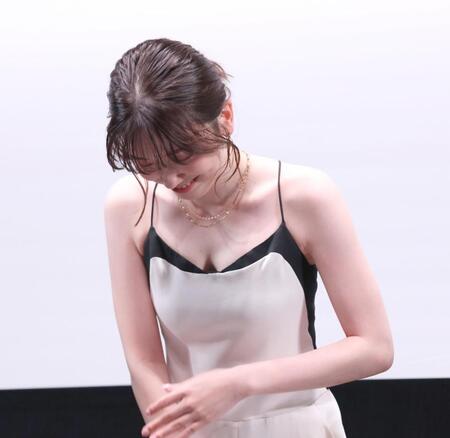 観客にお礼する永野芽郁＝２６日