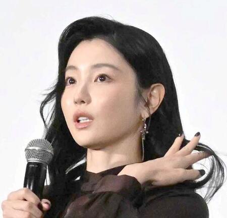 舞台あいさつに登壇した向里祐香＝２５日