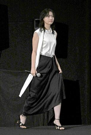 登壇する西野七瀬＝２５日
