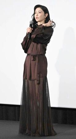 舞台あいさつに登壇した向里祐香＝２５日