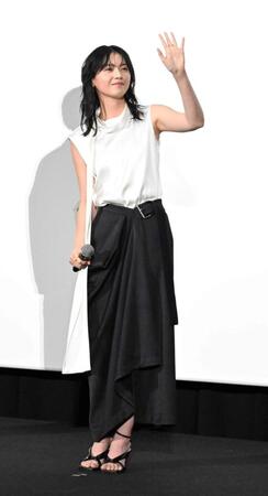 客席に手を振る西野七瀬＝２５日