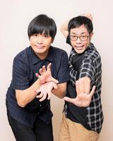 「月笑クライマックスシリーズ」にゲスト出演するアイデンティティの田島直弥（左）、見浦彰彦