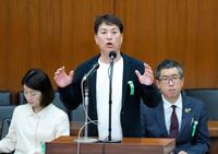 衆院財務金融委の参考人質疑で発言するアキダイの秋葉弘道社長（中央）＝27日午後