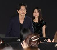 客席を通って登壇する北村匠海（左）と出口夏希（撮影・西岡正）