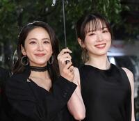 平祐奈（左）と永野芽郁＝２６日