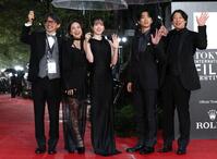 「第３９回東京国際映画祭」レッドカーペットに登場した（左から）久保田哲史プロデューサー、平祐奈、永野芽郁、伊藤健太郎、宮本秀光監督＝２６日