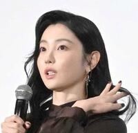 舞台あいさつに登壇した向里祐香＝２５日