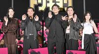 手を振る（左から）向里祐香、野村周平、小栗旬、間宮祥太朗、西野七瀬＝２５日